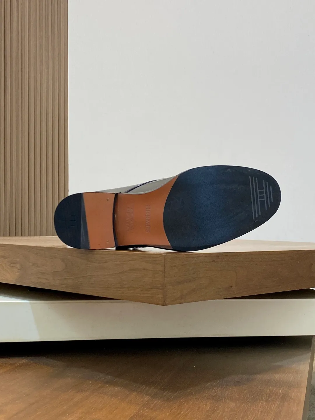 Men's shoes 💰780 HERMES/Hermès GAME slip-on loafers. These loafers are made of matte frosted calfskin. They are equipped with functional Kelly shoe buckles to easily create a fashionable urban style. They are equipped with genuine leather welts and lightweight grooved rubber foam outsole. They have genuine calfskin lining and silk-screen logo feet. They are slip-on design. They are novel and fashionable, with a handsome upper. Comes with a dust bag in the original box! Size: 39-40-41-42-43-44 standard leather shoe size (38/45 can be customized but does not support returns)